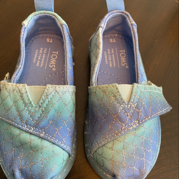 Set of 2: 1) Tom’s slip on shoes. Velcro closure & 2) Teva multicolored sandals - Picture 2 of 7